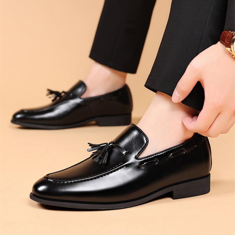 

Модная обувь для мужчин 2024 года, весна-осень, классические удобные мужские мокасины на плоской подошве, модная обувь с кисточками, мужские туфли-лодочки без застежек для мужчин, повседневная обувь 43 чёрный