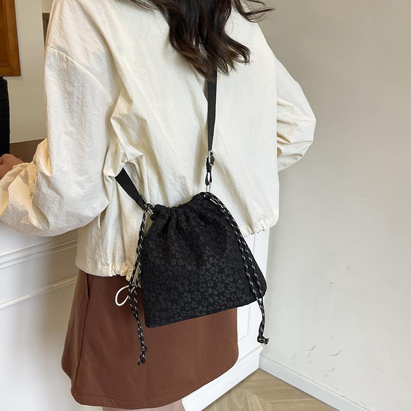 2025 New Summer Drawstring Pleated Floral Bag Women's Korean Version Underarm Bag Commuter Shoulder Messenger Tote Bag Tide