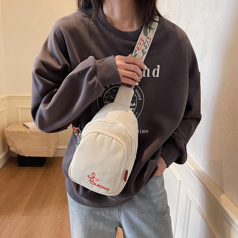 2025 Foreign Style Texture Simple Fashion Trend Shoulder Bag Summer New Personalized Casual Women's Niche Breast Bag