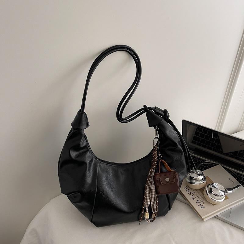 Commuting Large-capacity Soft Leather Dumpling Bag Women's Winter New Fashionable High-value Messenger Bag Women
