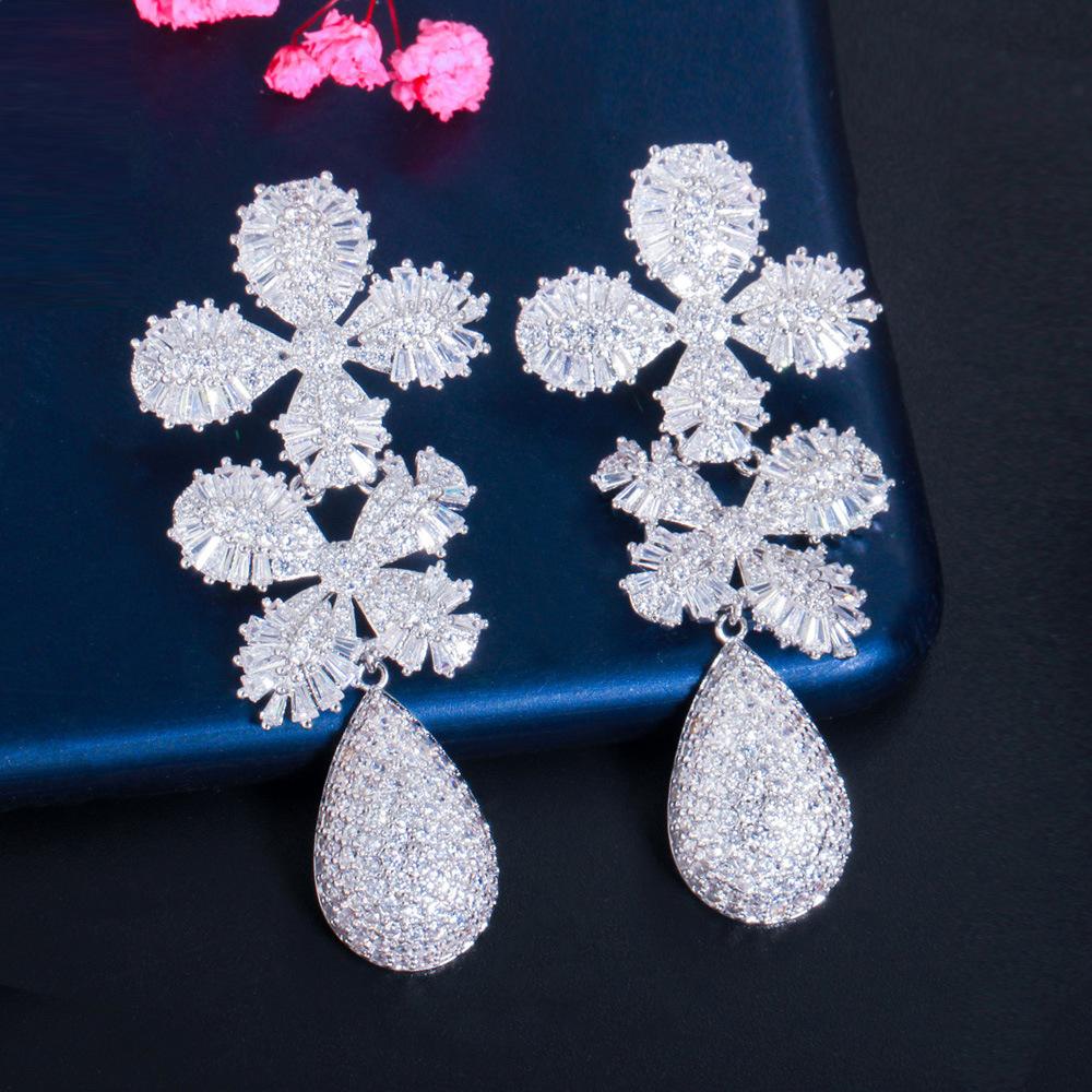 

Серьги с цирконами, гальваническое покрытие трех цветов, темпераментные, серьги-лепестки с иглами. белого золота