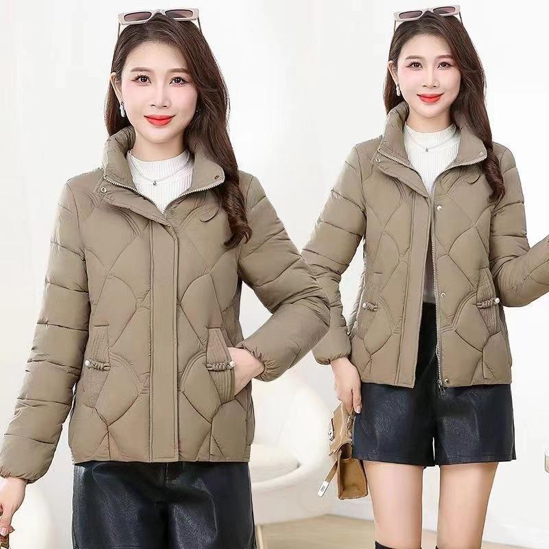 

Утепленная одежда короткая утолщенная утепленная одежда новая теплая и тонкая модная утепленная куртка зимняя куртка с маленьким воротником-стойкой 4XL132-74 kg кофейный