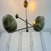 Mid-Century Linear Sputnik 2-flammiger gebogener Messing-Pendel-Kronleuchter