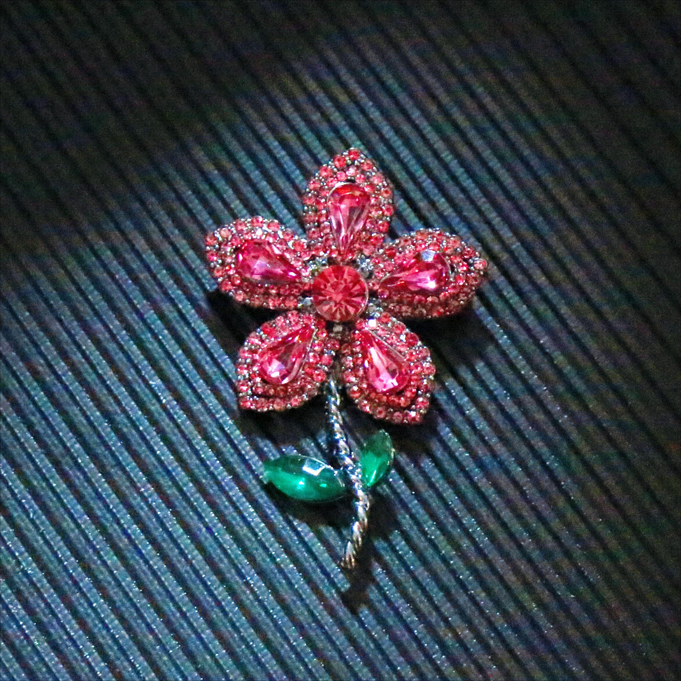 

SKEDS Chic Luxurious Elegant Vintage Crystal Flower Brooch Exquisite High-end Women s Jewelry Suitable for Dresses and Jackets розовый