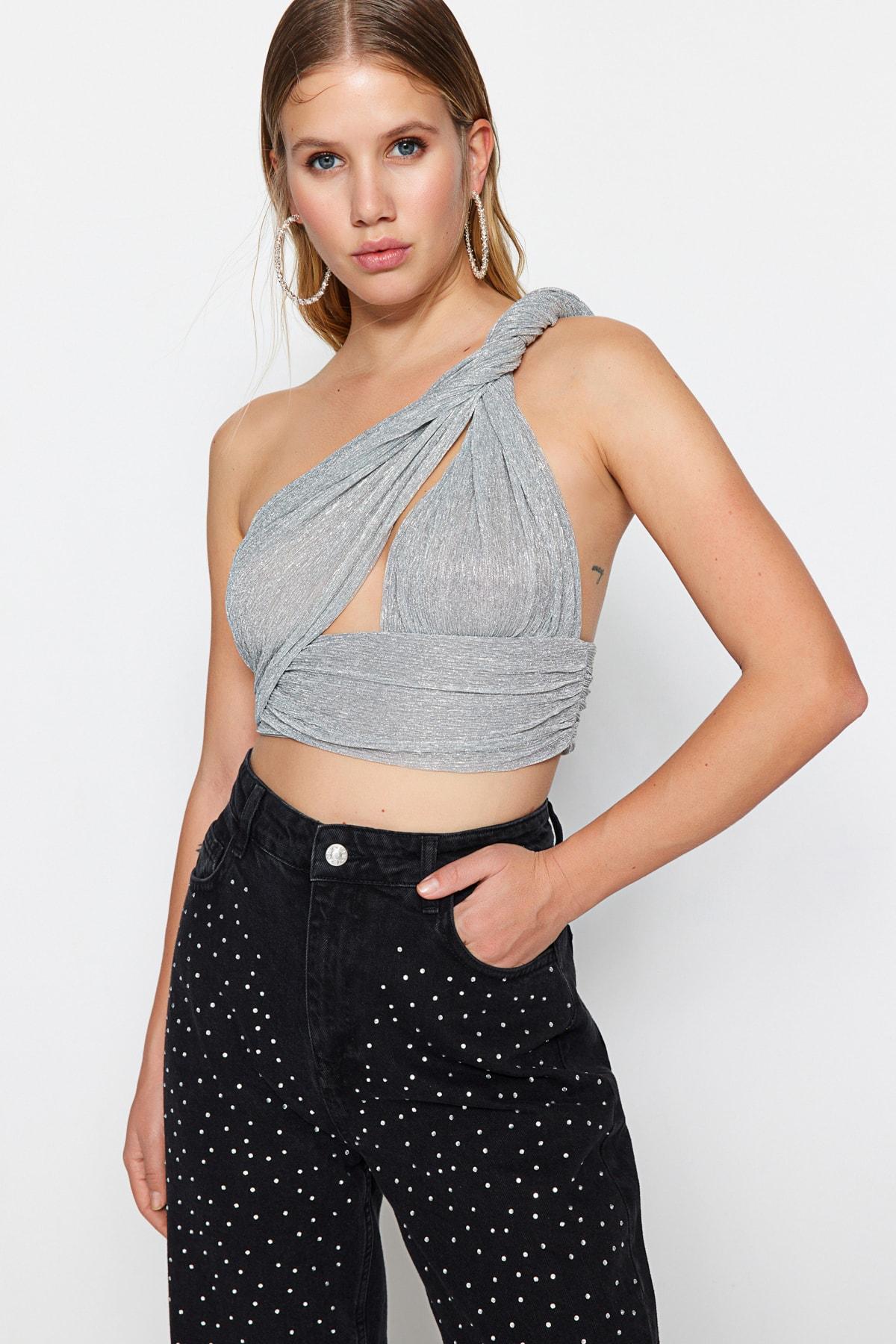 

Серебристая трикотажная блузка с мерцающими окнами и вырезами на укороченной подкладке TPRSS23BZ00079..