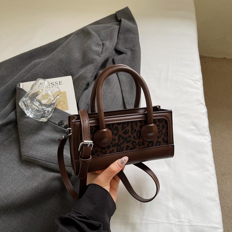 

2025 autumn new fashion niche design trend retro leopard print small square bag women commuter shoulder messenger bag women темно-коричневого