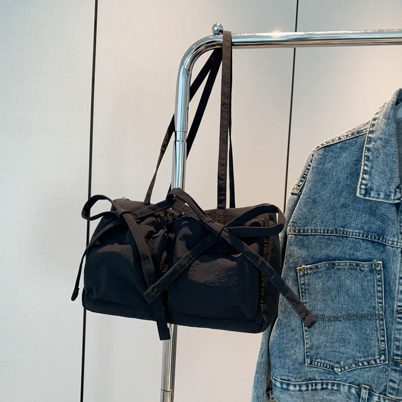 

Новая сумка-тоут с молнией и бантом, с высококлассным ощущением и большой вместимостью 28.5*19*12 чёрный