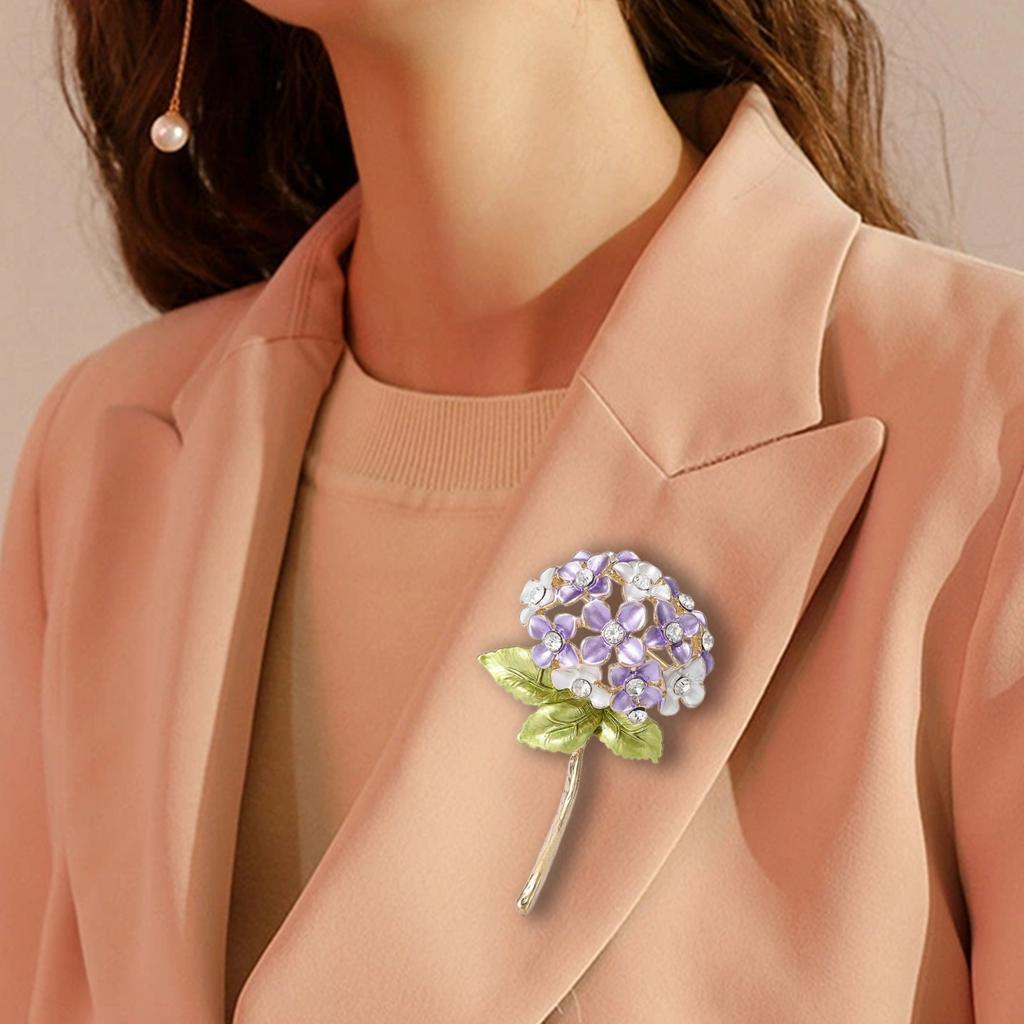 Elegant Hortensiabrosje i hvite toner Sofistikert blomsternål for moteriktige kvinner som søker stil og detaljer