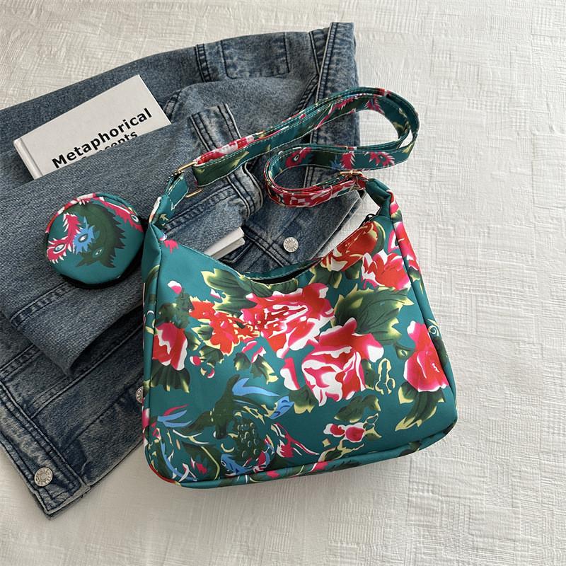 

Versatile Medium-sized Tote Bag For Women With Soft Fabric And Chic Design For Everyday Use зелений