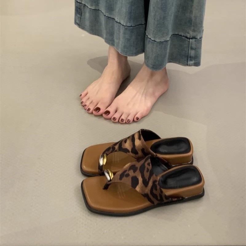 Metal! Niche design toe flip-flops women's European and American open-toed silver flat-bottomed slippers wear summer sandals