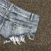 Shorts en jean délavé couleur vintage bord brut rivets usés taille très basse sexy pour boîte de nuit coupe ajustée pour femme