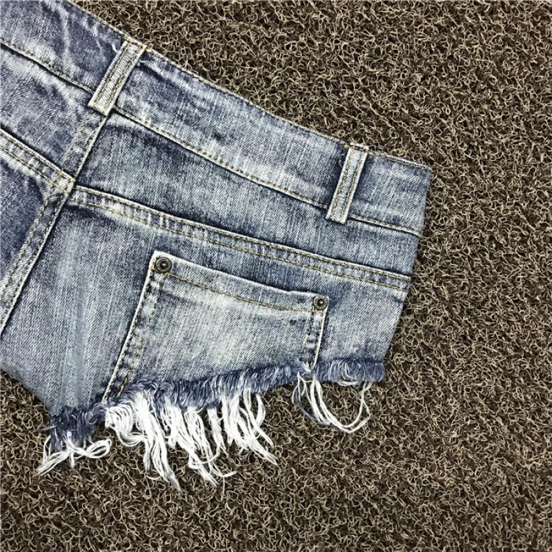 Shorts en jean délavé couleur vintage bord brut rivets usés taille très basse sexy pour boîte de nuit coupe ajustée pour femme