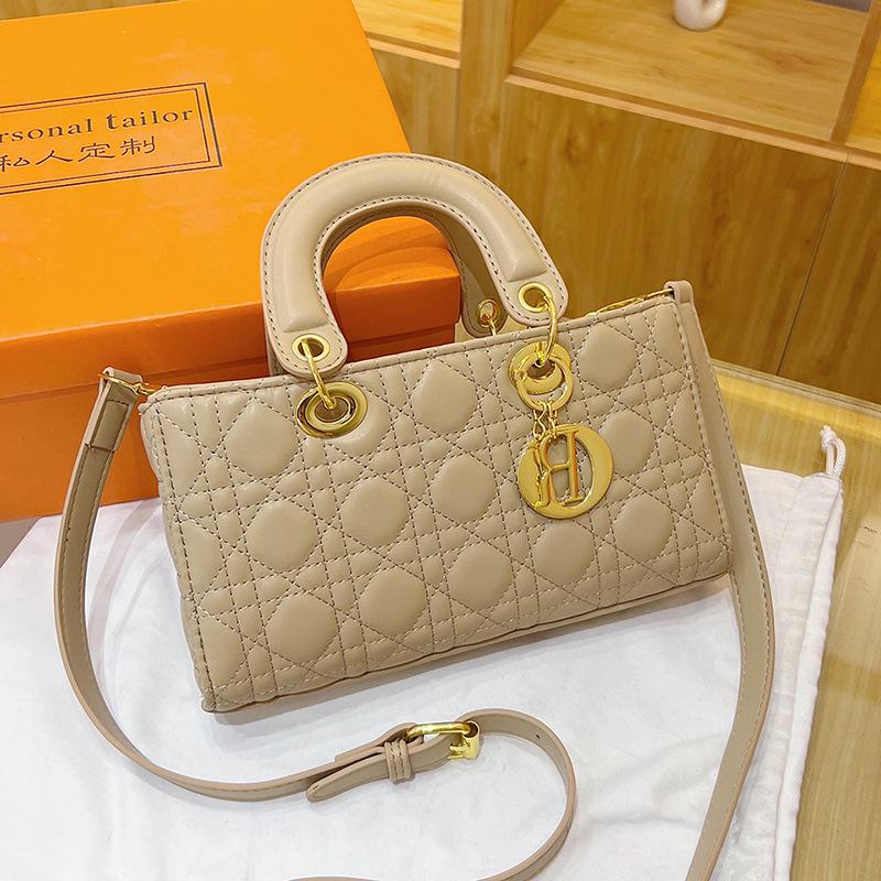 2025 Новая горизонтальная сумка-тоут с ромбовидным узором изысканная универсальная легкая роскошная на плечо сумка-мессенджер 25x14x65cm хаки 2380₽