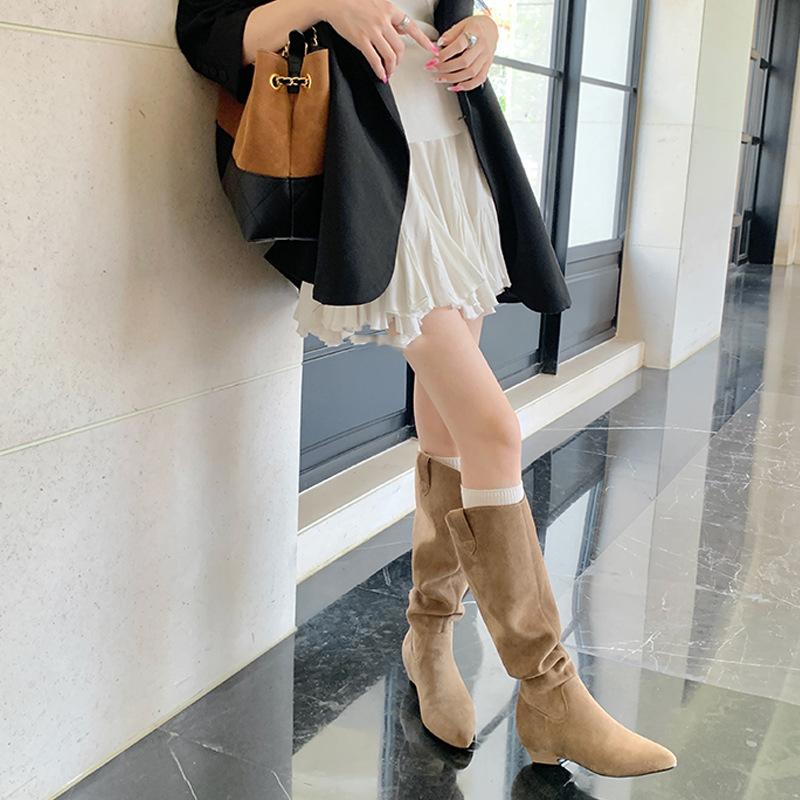 Su Yinyin has the same Shibuya boots~ V-mouth pointed suede thick heel high knight boots with thin temperament and western stacking boots