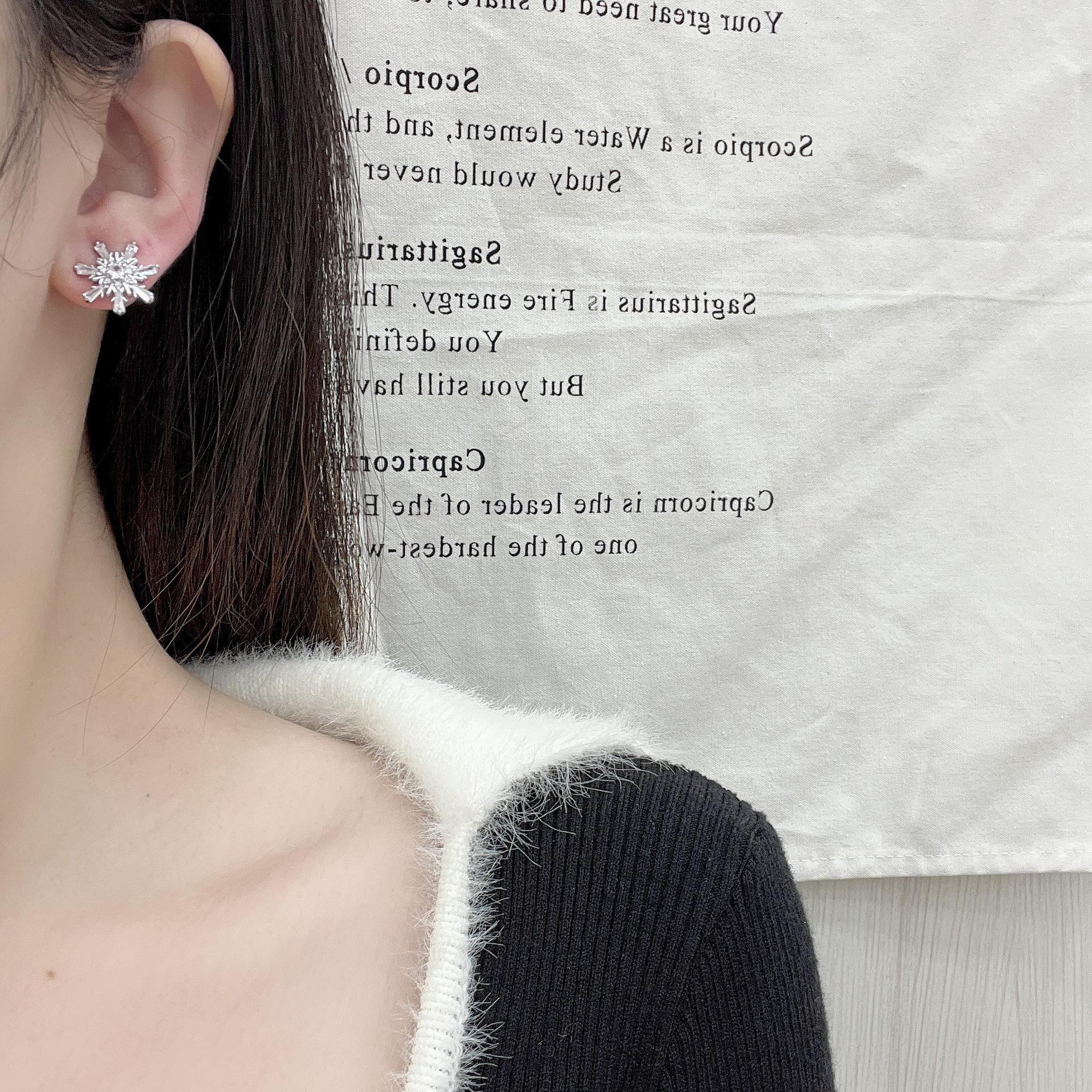 

Элегантные серьги с жемчугом и цирконием в форме снежинки: Изысканная и универсальная мода для женщин AE098