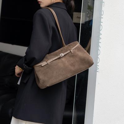 Mittelgroße und lange Handtasche mit großem Fassungsvermögen, Herbst- und Wintergürtel, matte Tasche aus Rindsleder, Schulter- und Unterarmtasche.