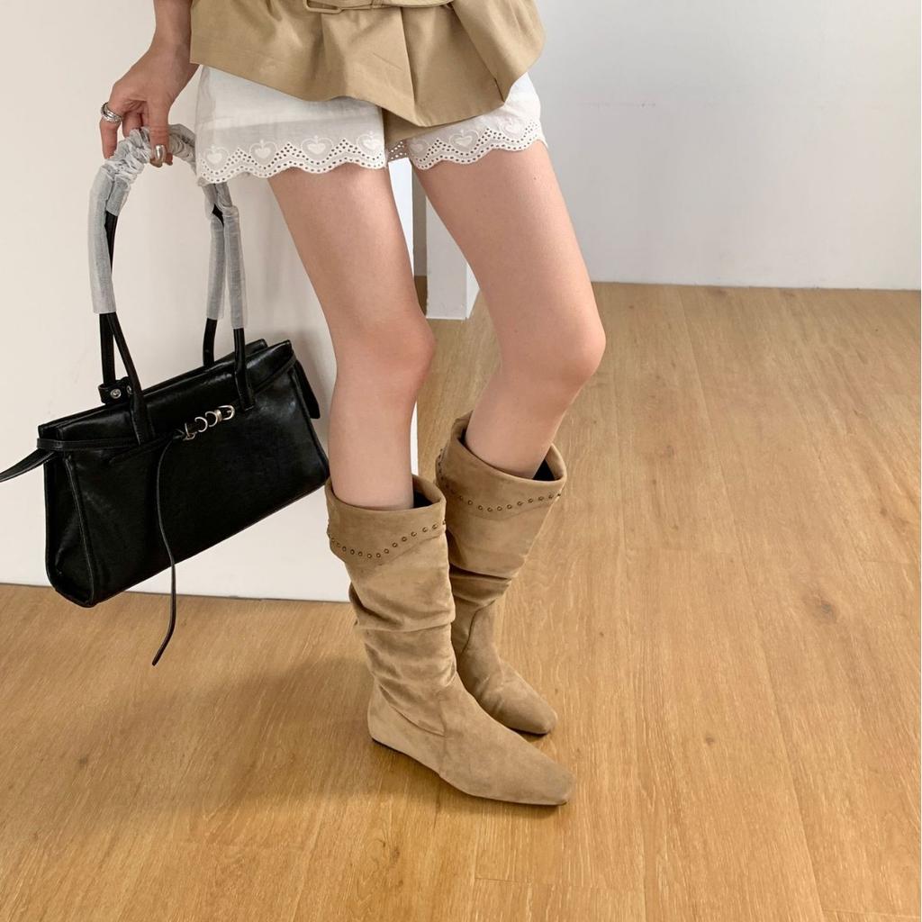 In the Autumn of 2025, the New Suede Rivets Have Sloping Heels Inside, and the Thin Knight Women's Boots Are Tall Stacking Boots.