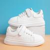 Studentenleder-Sneaker Frühling und Herbst neue Schulkinder-Aufführung kleine weiße Schuhe trendige Jungen und Mädchen weiche Grundplatten-Schuhe