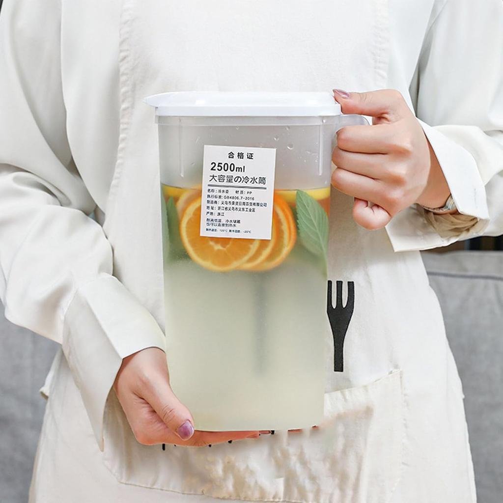 Water Pitcher 0.66 Gallon Plastic Jug Clear Juice Carafe with Lid and Handle, Fridge Bottle for Iced Tea, Cold Water