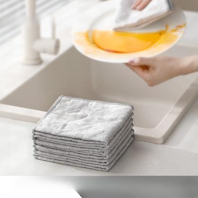 Specjalna ściereczka do czyszczenia naczyń kuchennych, którą można powiesić, wchłania wodę i nie przywiera do tłuszczu. To jest Ściereczka czyszcząca usuwająca plamy