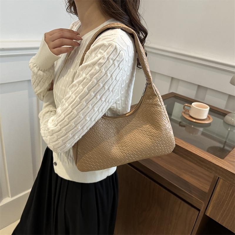 Autumn fashion niche commuting simple solid color casual large capacity retro portable underarm crescent bag