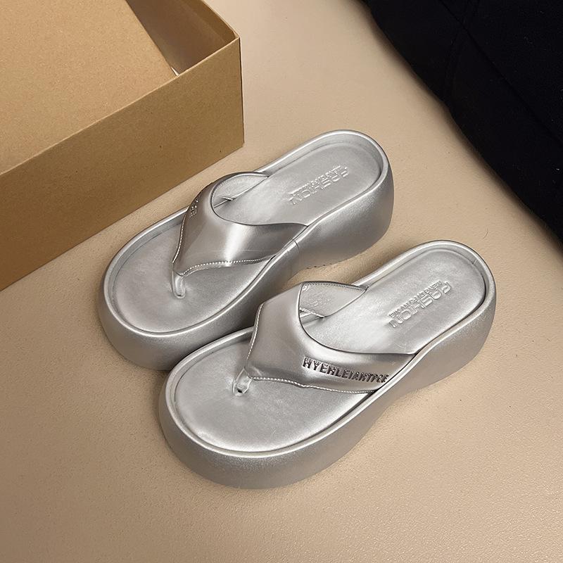

Thick-bottomed cool slippers women s summer wear fashion Internet celebrities heighten stepping on shit non-slip slope and flip-flops beach slippers 40 серебряный