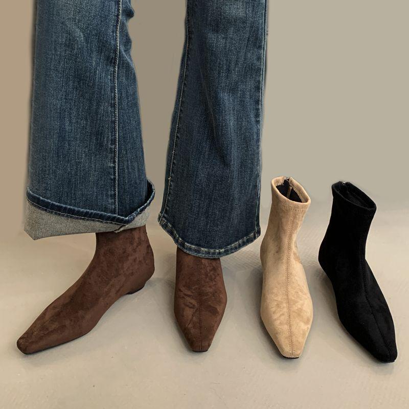 2025 Damers Mångsidiga Ankelstövlar i Mocka: Spetsig tå, Fyrkantig klack, Elastisk passform