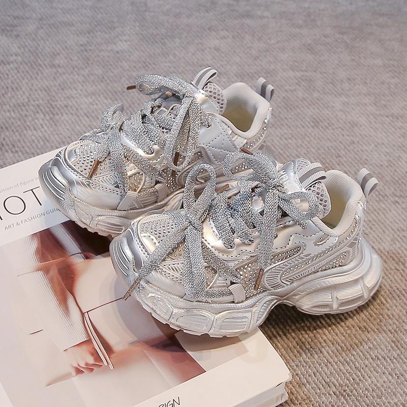 

Children Basketball Shoes Shiny Glitter Kids Running Shoes Casual Soft Bottom Autumn New Students Sneakers Mesh Breathable 26 срібний