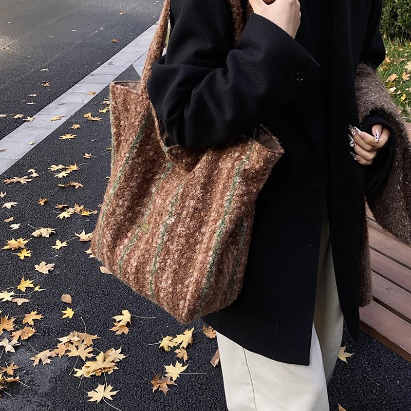 

Underarm plush tote bag women s 2025 winter new fashionable large-capacity shoulder bag to work commuter casual women s bag 49*14*37 кофейный