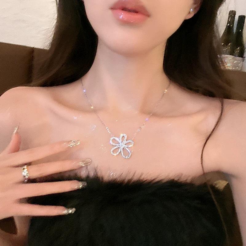 2026 Trendy Micro-Inlaid Zircon Five-Petal Flower Collarbone Chain, Light Luxury Niche High-End Decorative Necklace for Girls
