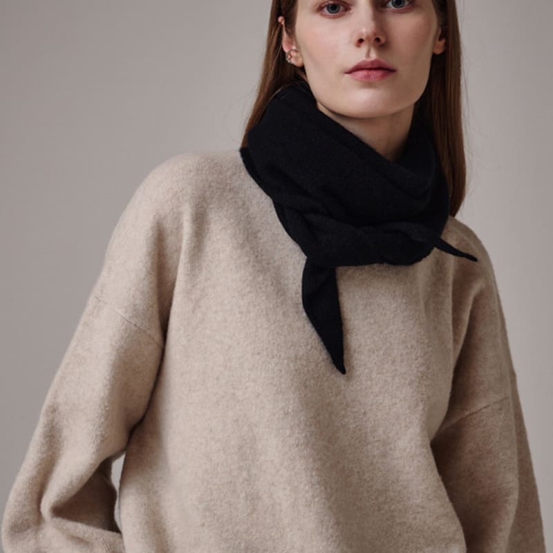 Saint Luxure 100% Cashmere Triangle Petite Muffler Black