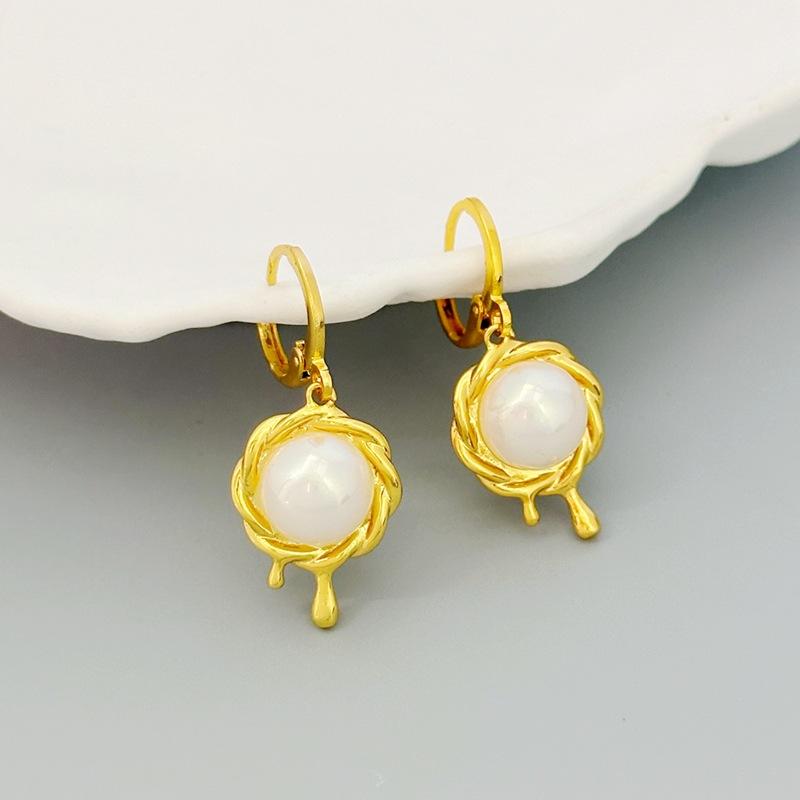 Manufacturer Supply Temperament Hong Kong Style Retro Earrings Lava Shaping Geometric Pearl Ear Buckle Earrings Spot золотой