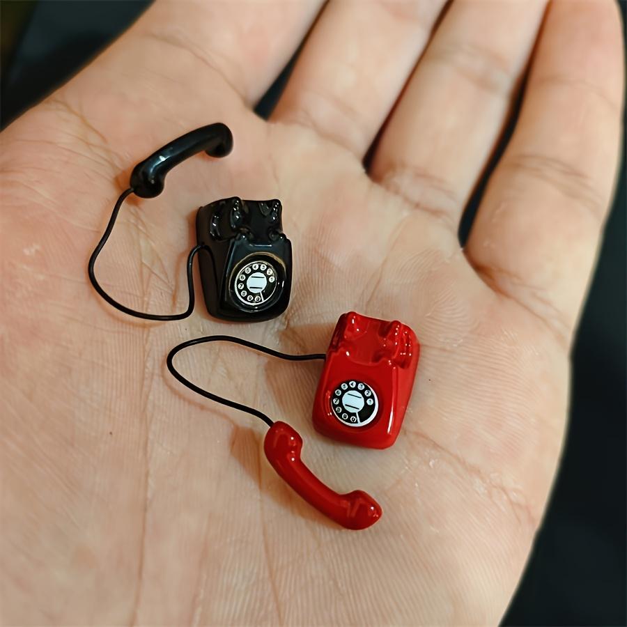 

2 шт. Миниатюрные винтажные модели дисковых телефонов - Сплав металла, Черный и красный с белыми шнурами, Идеально подходят для кукольного домика своими руками, Декор карманной сцены 2pcs