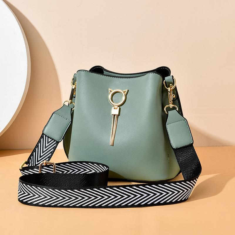 Bag Women's 2025 New Women's Large Capacity Trendy Elegant Foreign Style Shoulder Bag Simple Texture Crossbody Bag