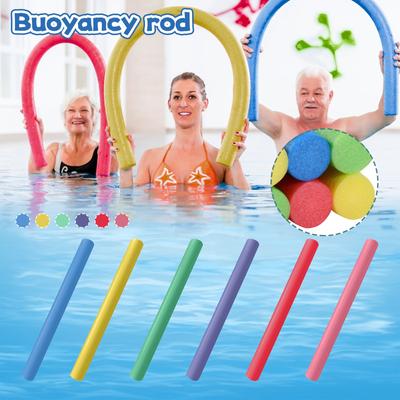 Schwimmende Schaumstoffrohr-Superdicknudeln, die zum Schwimmen verwendet werden. Schwimmnudeln
