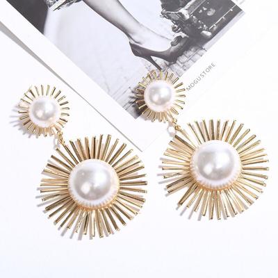 Popular European And American  Pearl Earrings Round Metal Hollow Flower Catwalk Earrings For Women Jewelry Gifts