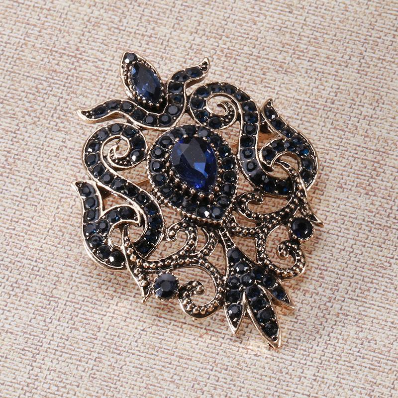Retro Fashion Alloy Hollow Baroque Geometric Glass Rhinestone Brooch Exquisite Temperament Jewelry Collar Pin