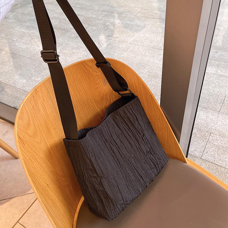 

2025 new Korean college style light and simple large-capacity pleated fashion canvas commuter single shoulder oblique span women s bag чорний