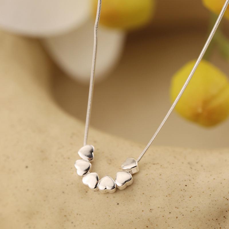 Heart Connected Collarbone Chain Women'S Cold Wind Simple Commute Sweet Three-Dimensional Six Love Necklace