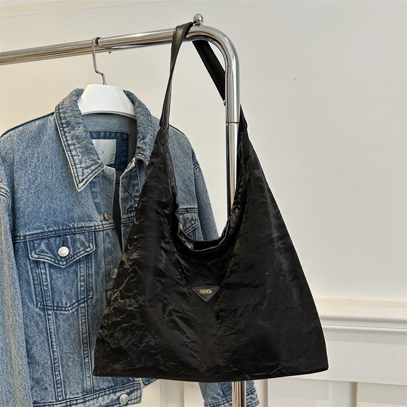 Шикарная Минималистичная Женская Сумка-Тоут на Плечо с Просторным Интерьером и Уникальным Дизайном чёрный