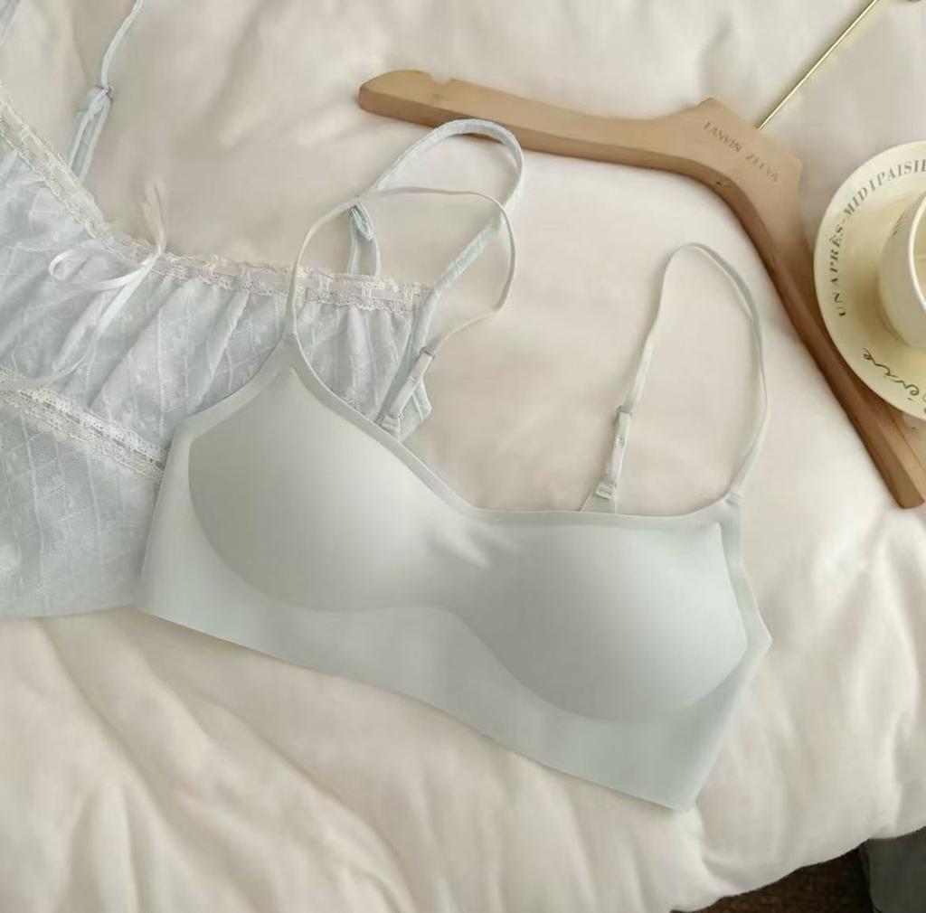 Xiaohongshu popular thin shoulder strap low neck foundation non-marking small chest gathering underwear women's no steel ring invisible bra cover