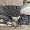 1 Stück Motorradkissen mit Beinschutz Knautschfestigkeit Gepolsterter Sitzschoner für Sport Ergonomisches Design Atmungsaktive Belüftung