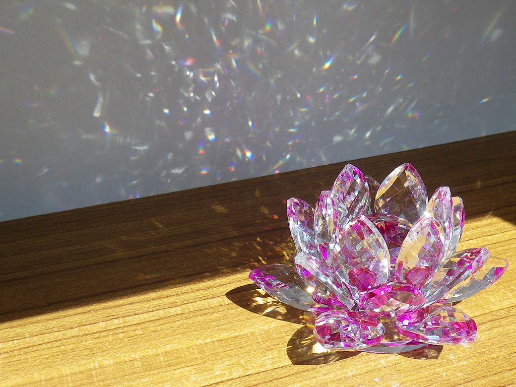 Kristallglas Figur Bunte Lotusblume Innenblume Lotus Feng Shui Glücksbringer Sonnenfänger [KKD] (8cm Lila)