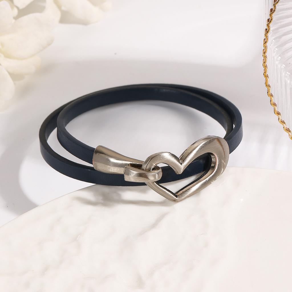 Schicht-Herz-Armband-Set Weiches Leder-Wickelband mit gebürbtem Metallverschluss Einzigartiges Modeaccessoire