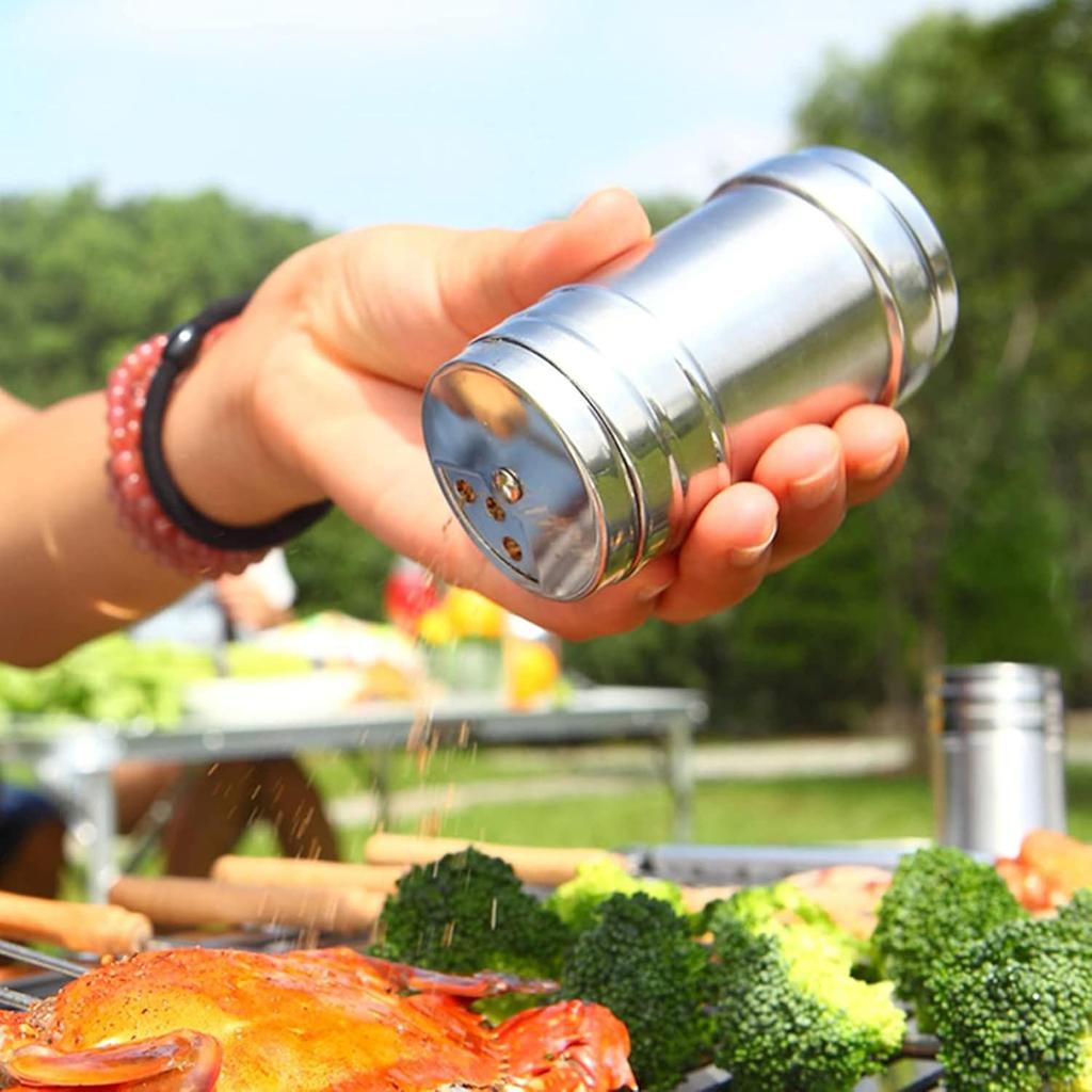 2PCS Stainless Steel Seasoning Shaker with Rotating Lid Buckle, Flour Spice Shaker, Dredge Shaker Metal Salt and Pepper Shakers