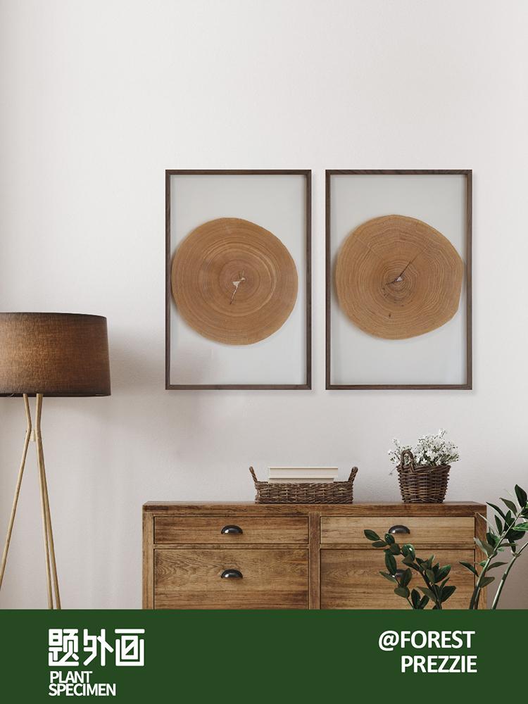 Den dekorativa målningen med årsringar, upphängd i det nordiska vardagsrummet, är en naturlig och konstnärlig gåva gjord av valnötsträ