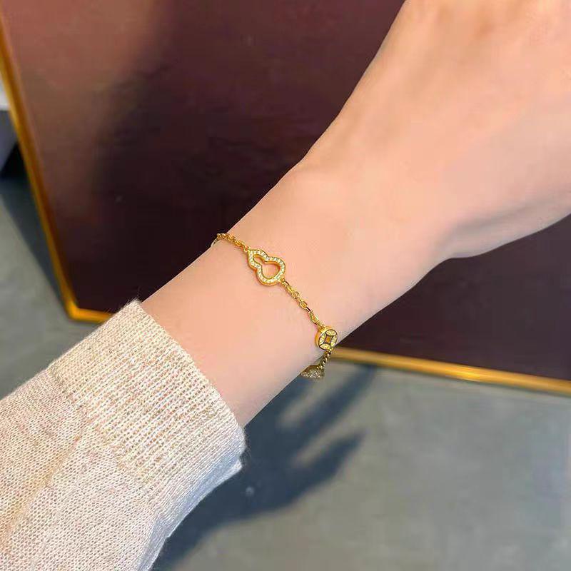 Gold-Finish Diamond Gourd Coin Bracelet: Elegant Luxury Design for Women - Perfect Gift