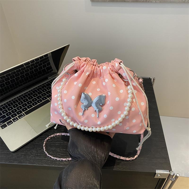 Schicke Minimalistische Süße Ketten-Schulter-Beuteltasche In Eleganten Schwarz-Rosa- Und Cremefarben Für Die Herbstmode 2024