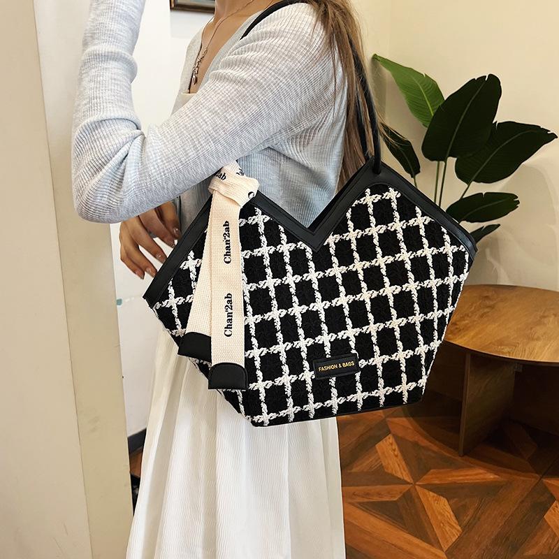 Large-Capacity Plaid Women'S Bags Are Popular This Year. Shoulder Bags, Korean Plaid Underarm Bags, Fashionable And Versatile Tote Bags Are Trendy.