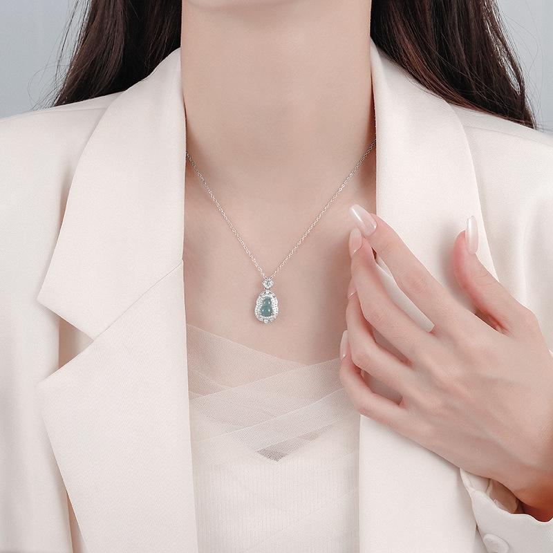 2024 High-End Women's Gourd Pendant Necklace: Light Luxury, Chinese Style, Clavicle Chain for a Chic Cold Temperament.